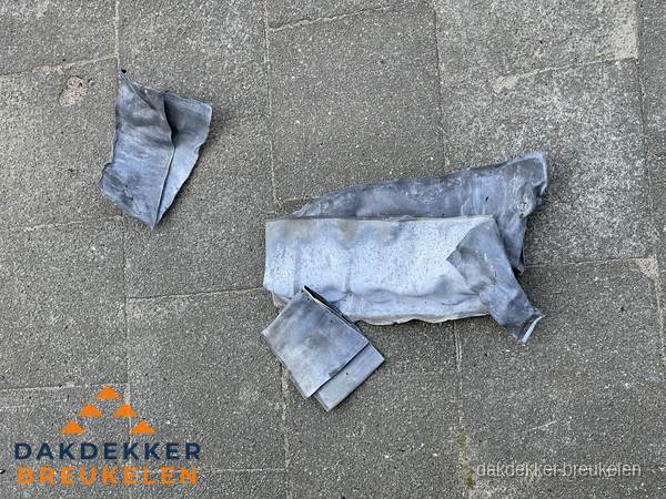 Oude verwijderde loodslabben na vervanging in Breukelen Oude verwijderde loodslabben na vervanging in Breukelen