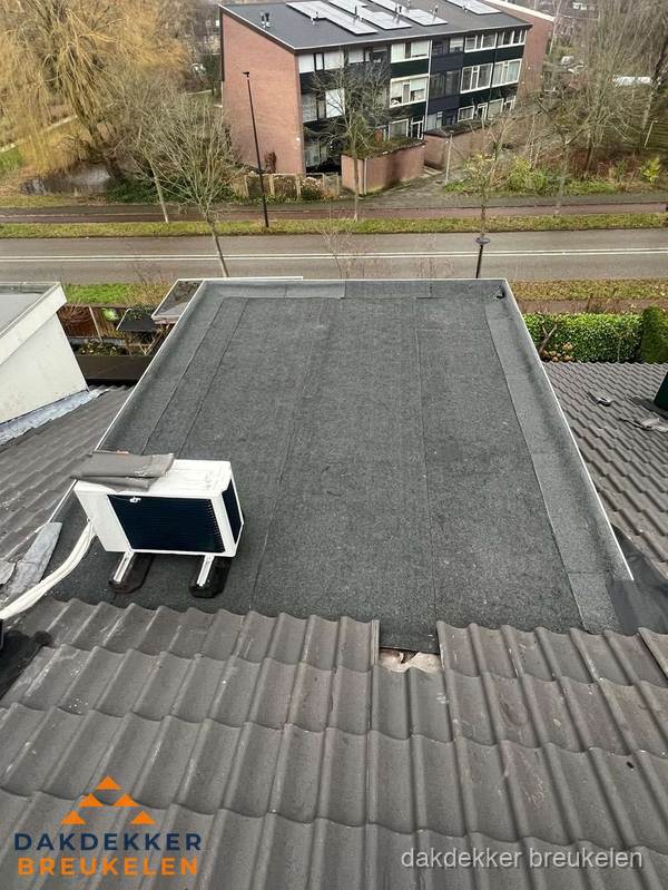 Plat dak inspectie met bitumen bedekking naast schuin pannendak in Breukelen Plat dak inspectie met bitumen bedekking naast schuin pannendak in Breukelen