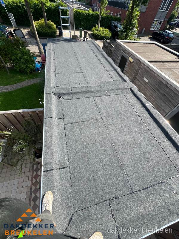 Bitumen plat dak rijtjeswoning vanuit dakdekker perspectief in Breukelen Bitumen plat dak rijtjeswoning vanuit dakdekker perspectief in Breukelen