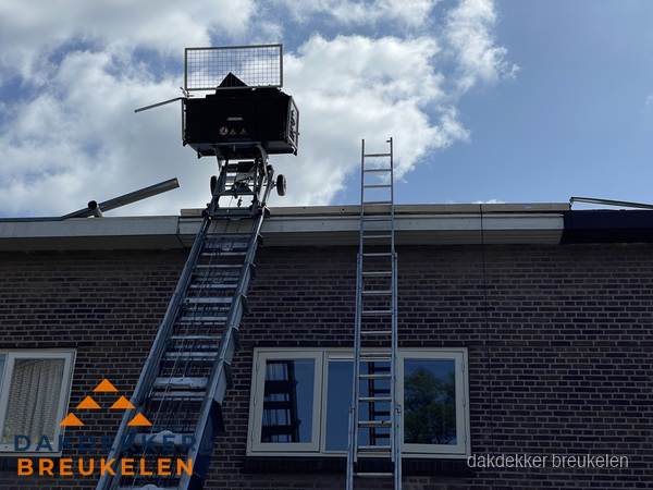 Ladderlift en ladder bij woning voor dakinspectie in Breukelen Ladderlift en ladder bij woning voor dakinspectie in Breukelen