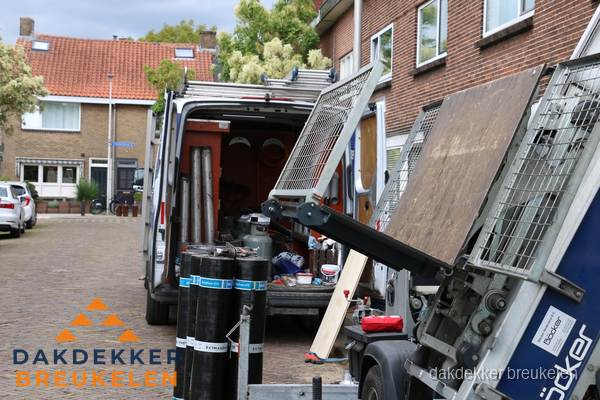 Dakdekkersbusje met materiaal en ladderlift voor dakpannen vervangen in Breukelen Dakdekkersbusje met materiaal en ladderlift voor dakpannen vervangen in Breukelen